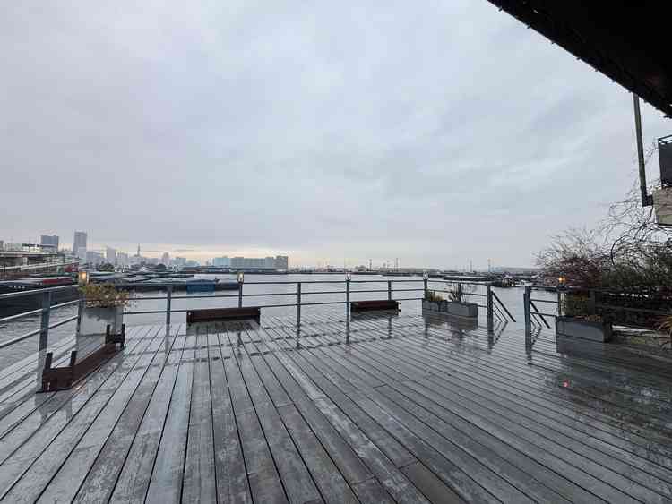 海をバックに挙式を挙げられます。(神奈川の海なので綺麗なわけではないです)