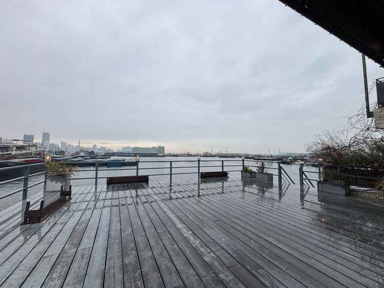 海をバックに挙式を挙げられます。(神奈川の海なので綺麗なわけではないです)