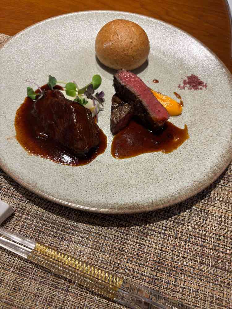 メインの肉料理は絶品でした