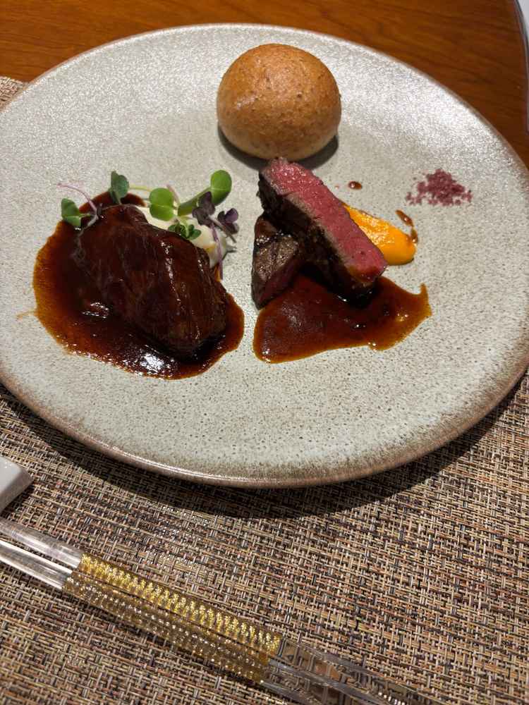 メインの肉料理は絶品でした