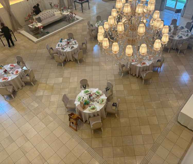 白を基調とした理想的な披露宴。階段上からの撮影。踊り場もあるのも魅力的。