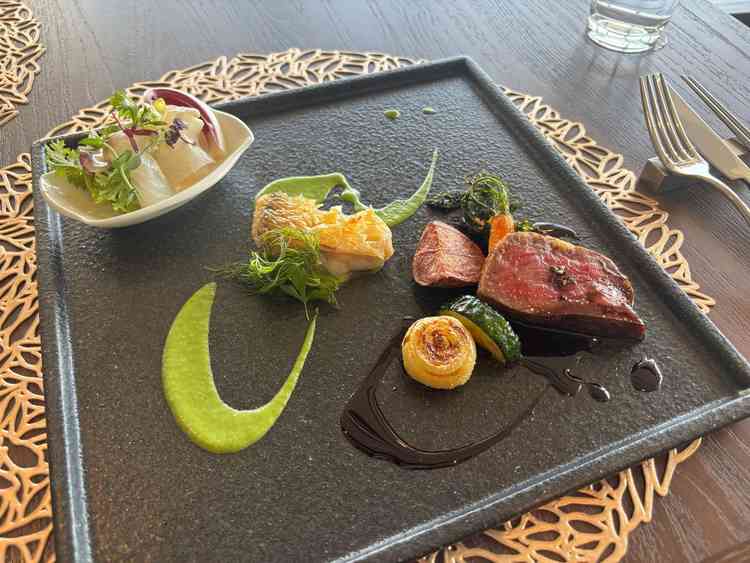 いただいたハーフコース。お肉はとても柔らかく、中央の魚料理が一番美味しかったです。