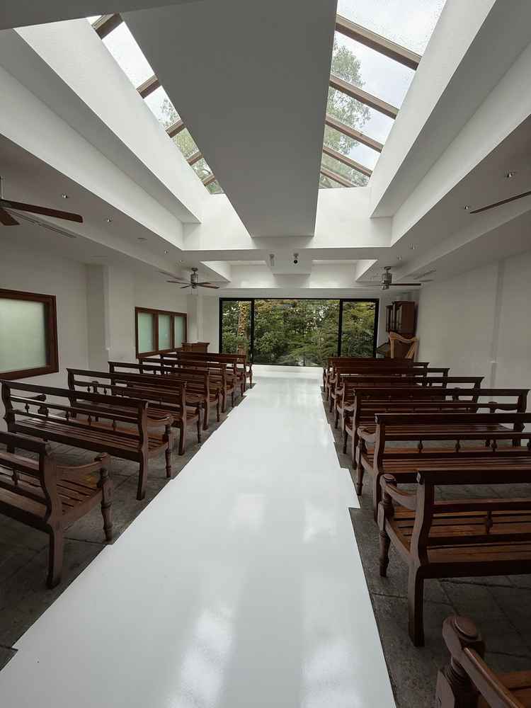 チャペルはシンプルながらにオシャレで好みでした。