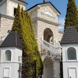 結婚式場の入り口からの外観写真。教会から降りる素敵な階段と、きれいに剪定された木々がすてきでした。