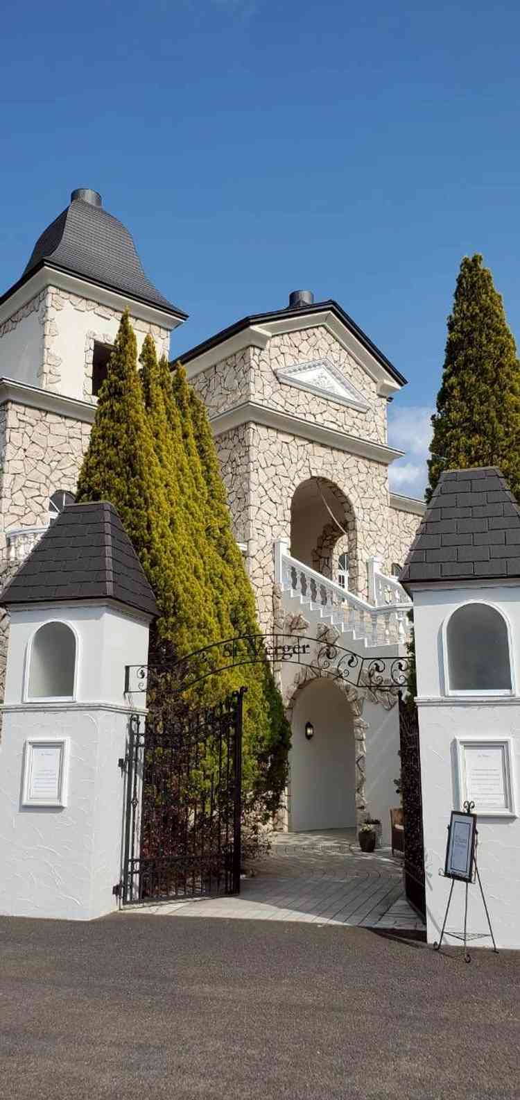 結婚式場の入り口からの外観写真。教会から降りる素敵な階段と、きれいに剪定された木々がすてきでした。