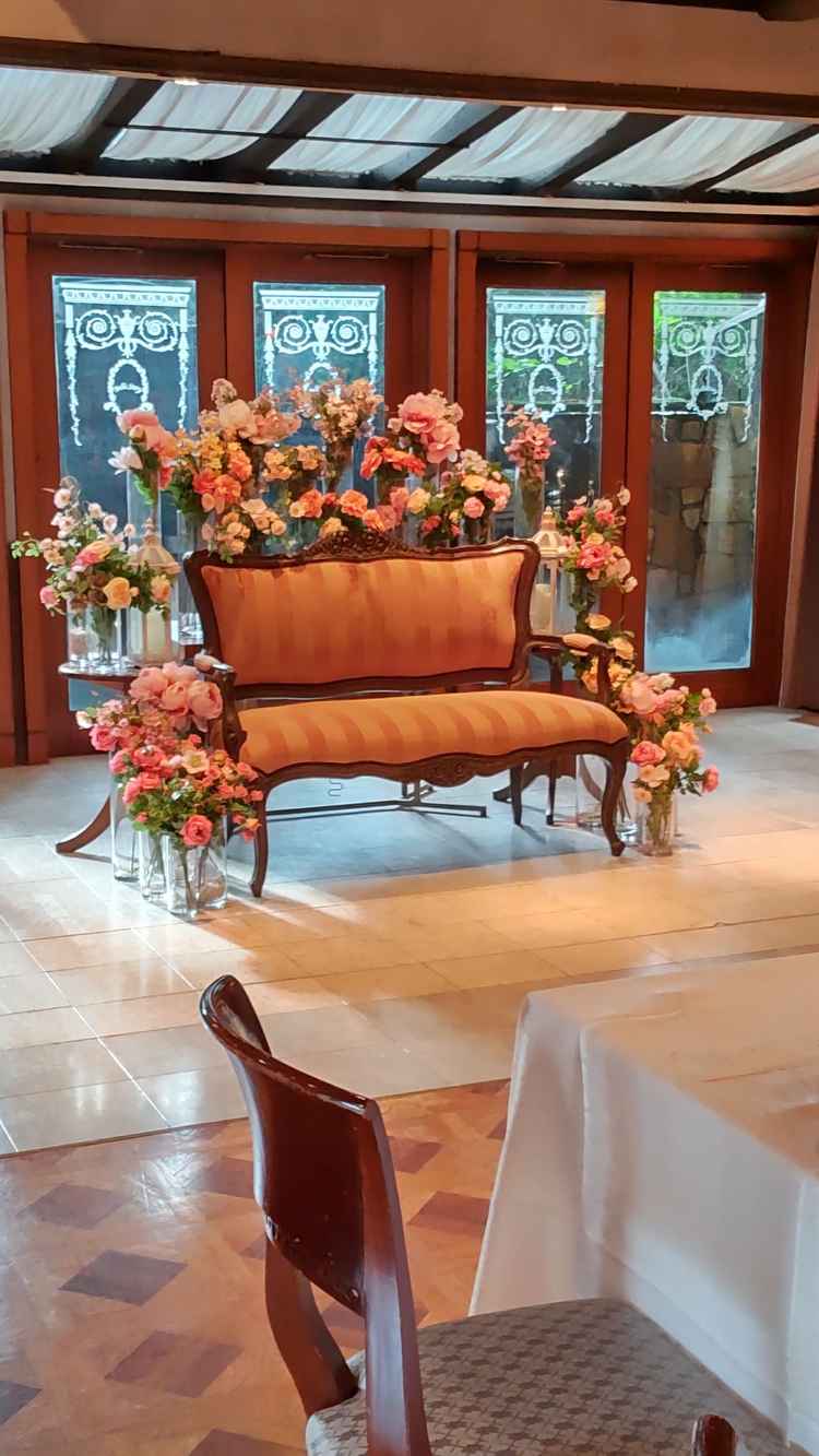 披露宴会場の中の、常設されているベンチです。当日も素敵な写真が撮れそうで、わくわくします。