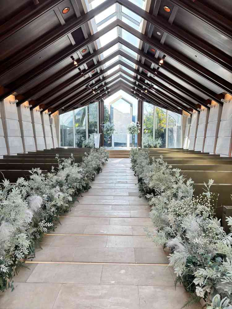 新しくできたチャペル内。天井部から降り注ぐ光量が多く緑と白色が生えていました。