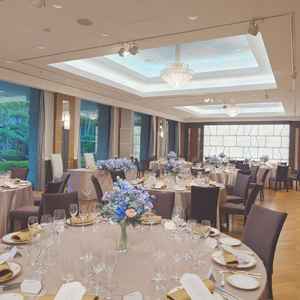 窓から日本庭園が見える披露宴会場