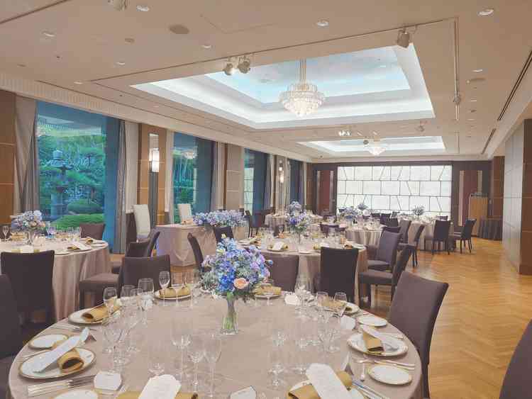 窓から日本庭園が見える披露宴会場