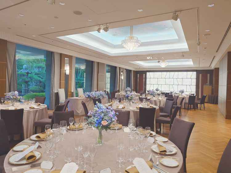 窓から日本庭園が見える披露宴会場