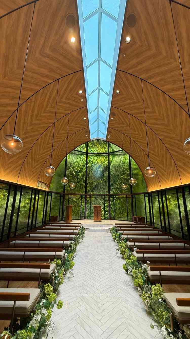 待望のチャペルは写真より綺麗だった。雨だったが全く関係なく明かりも抜群で綺麗だった。