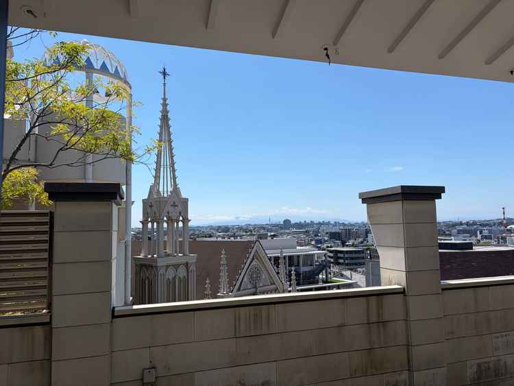 チャペルの扉の目の前から見える景色です。外観から楽しめるのはゲストハウスならではかなと思います。