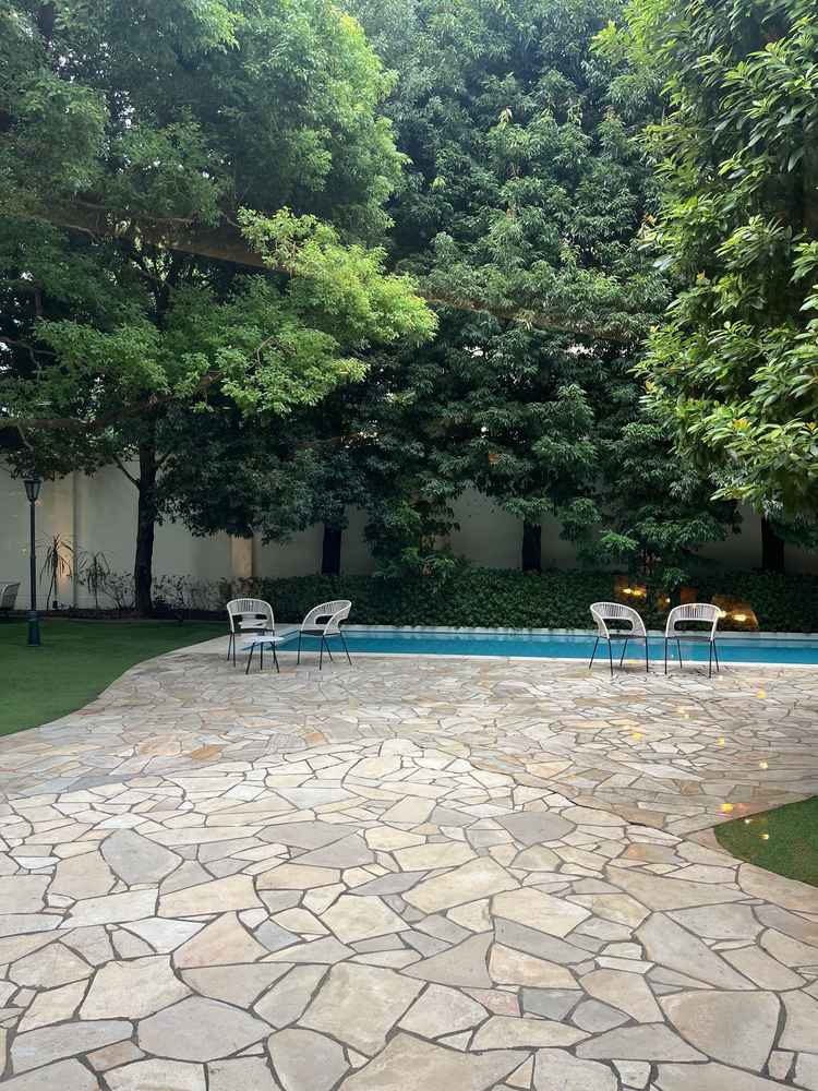 中庭にはプールもあるようです。