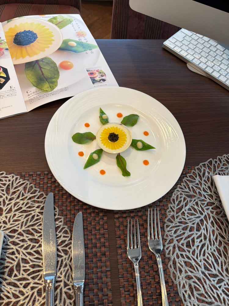 前菜を試食させていただきました。見た目も綺麗で味も美味しかったです！
