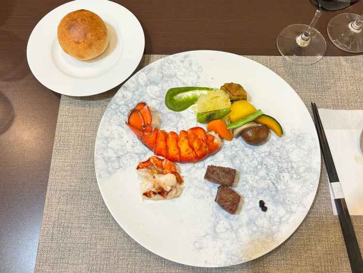 試食でいただいたメイン料理です。ステーキのサイズからは想像できない強烈な旨味と良い香りがしました。