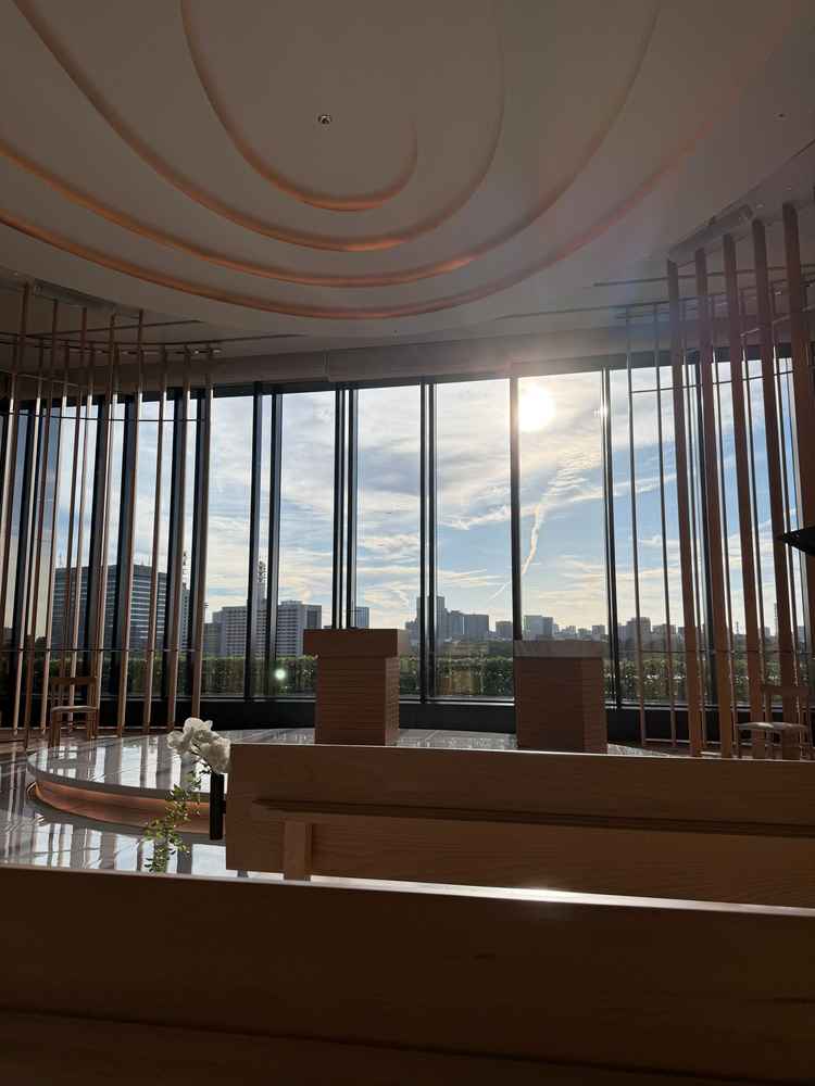 ゲストから見えるチャペルの景色。皇居に面しているため看板などが見えず、綺麗な風景です。