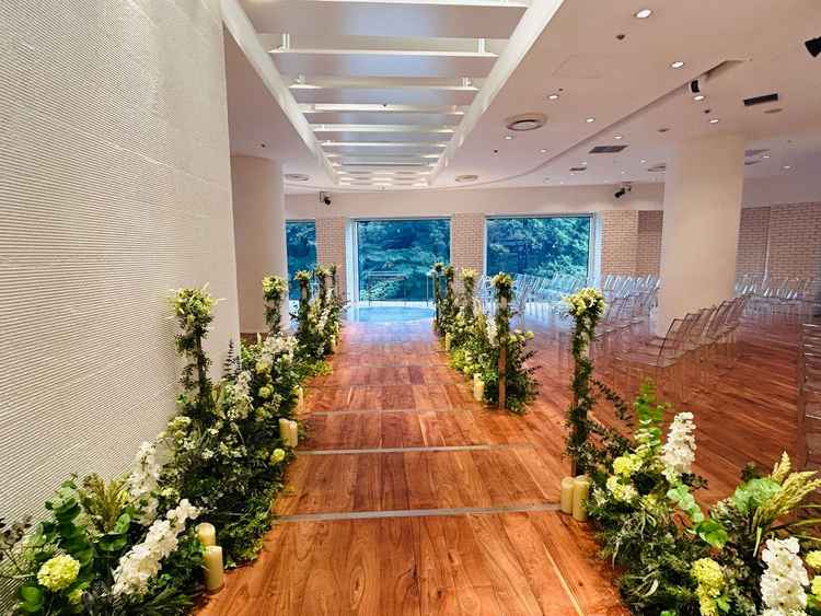 チャペル、サンライズガーデン。大きな窓が特徴的で、バージンロードに向かって座るような座席配置も素敵。