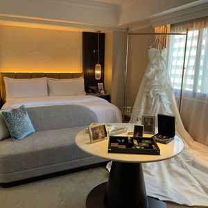 新婦が支度をする部屋。客室を1部屋使ってヘアメイクや着替えを行う。