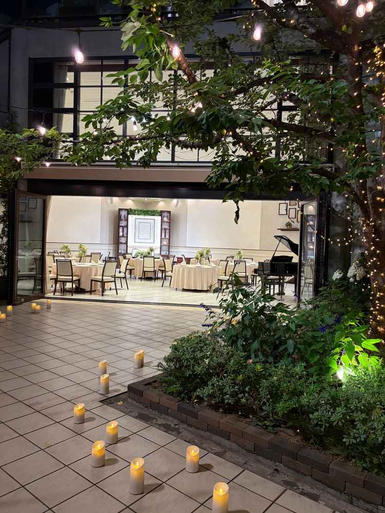 ガーデンを同時に使える披露宴会場。夜の雰囲気もとても素敵でした。