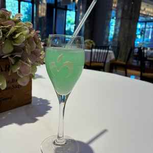 ゲストに提供できるオリジナルのウェルカムドリンクの見本を出して貰えた。味もとても良い。