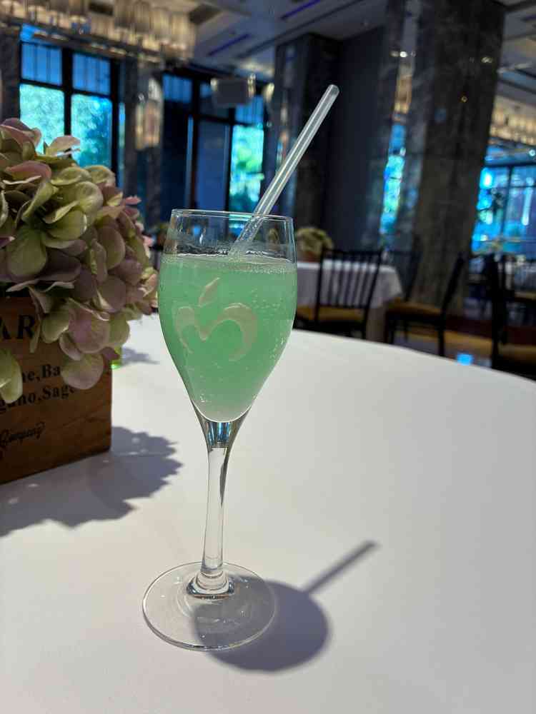 ゲストに提供できるオリジナルのウェルカムドリンクの見本を出して貰えた。味もとても良い。