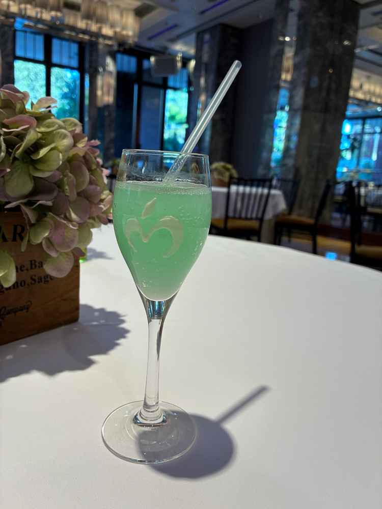 ゲストに提供できるオリジナルのウェルカムドリンクの見本を出して貰えた。味もとても良い。