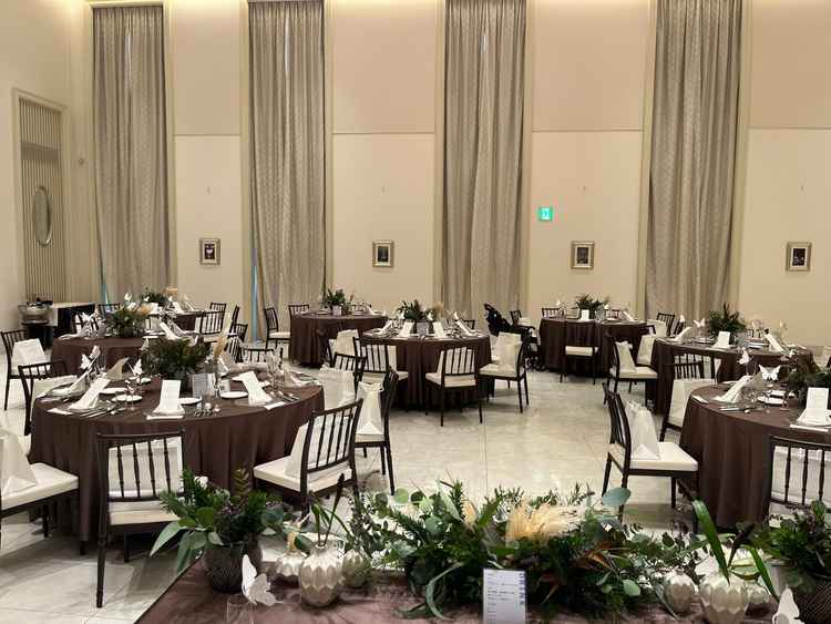 披露宴会場。縦長ではなく、横長なので招待した人との距離が近いのが良い。