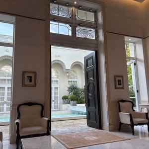 受付スペース。入ってきて迷わず受付まで行ける。