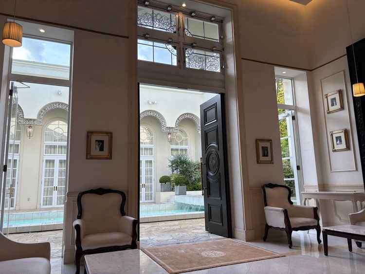 受付スペース。入ってきて迷わず受付まで行ける。