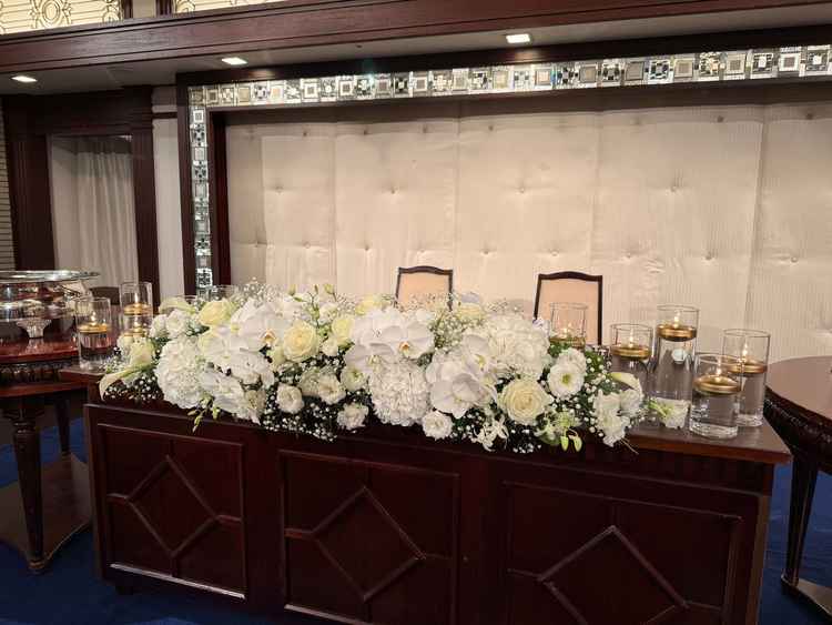 披露宴会場のメインテーブル。豪華な装花がクラシカルな会場とマッチしていて素敵でした。