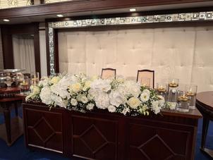 披露宴会場のメインテーブル。豪華な装花がクラシカルな会場とマッチしていて素敵でした。