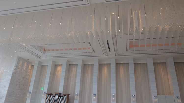 チャペルの天井の写真。スワロフスキーを使ったシャンデリア。