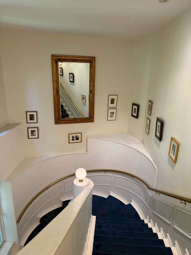 1〜2階の階段の写真です。貸切のためこのような場所にも自分たちの写真を飾ることができるそうです。