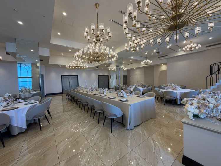 白・ベージュを基調とした洗練されたデザインでオシャレでした。クロスの色は変えられるとのことでした。