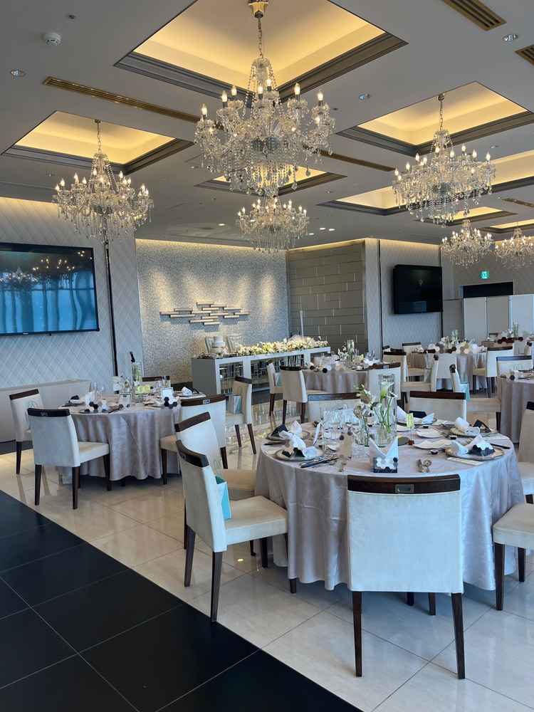 ３つあるうちの披露宴会場の一つ。シンプルな雰囲気なのでクロスやお花でイメージガラッと変えられそう。