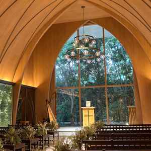 緑が映えるチャペル