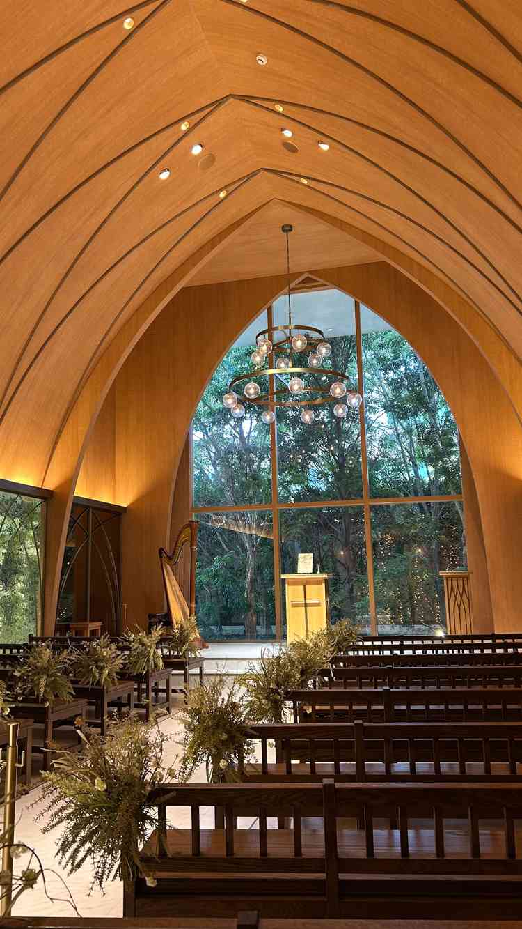 緑が映えるチャペル