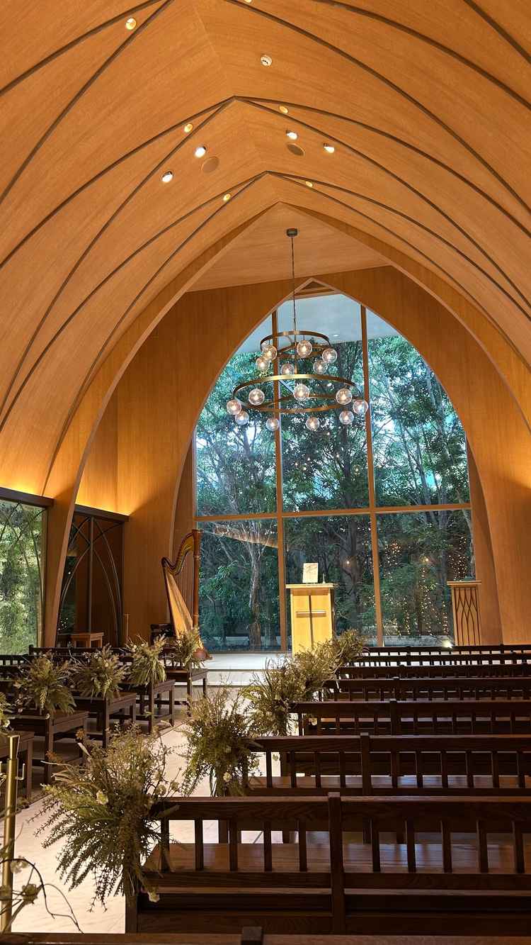 緑が映えるチャペル