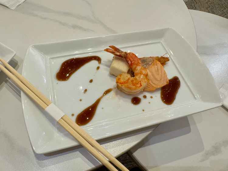 2回目の試食。オープングリルで焼いてくれた海鮮。