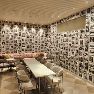 明るい方のチャペルに参列する親族用の控え室です。多くの写真が壁に飾られておりスタイリッシュでした