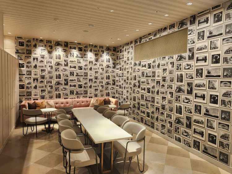 明るい方のチャペルに参列する親族用の控え室です。多くの写真が壁に飾られておりスタイリッシュでした