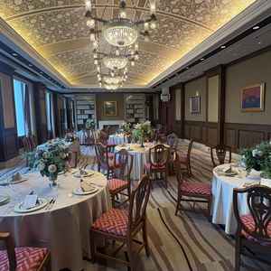 もう一つの少人数向け会場。天井の装飾が美しい。