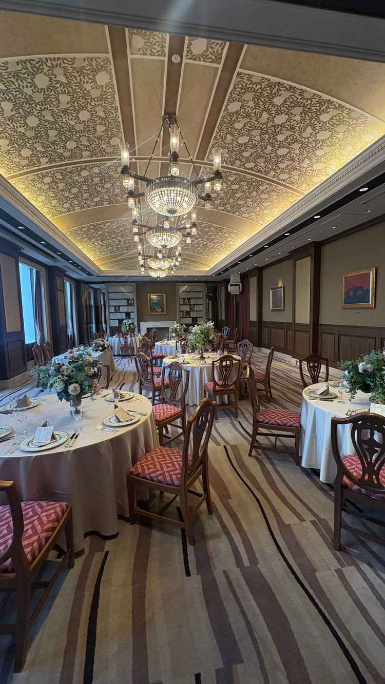 もう一つの少人数向け会場。天井の装飾が美しい。