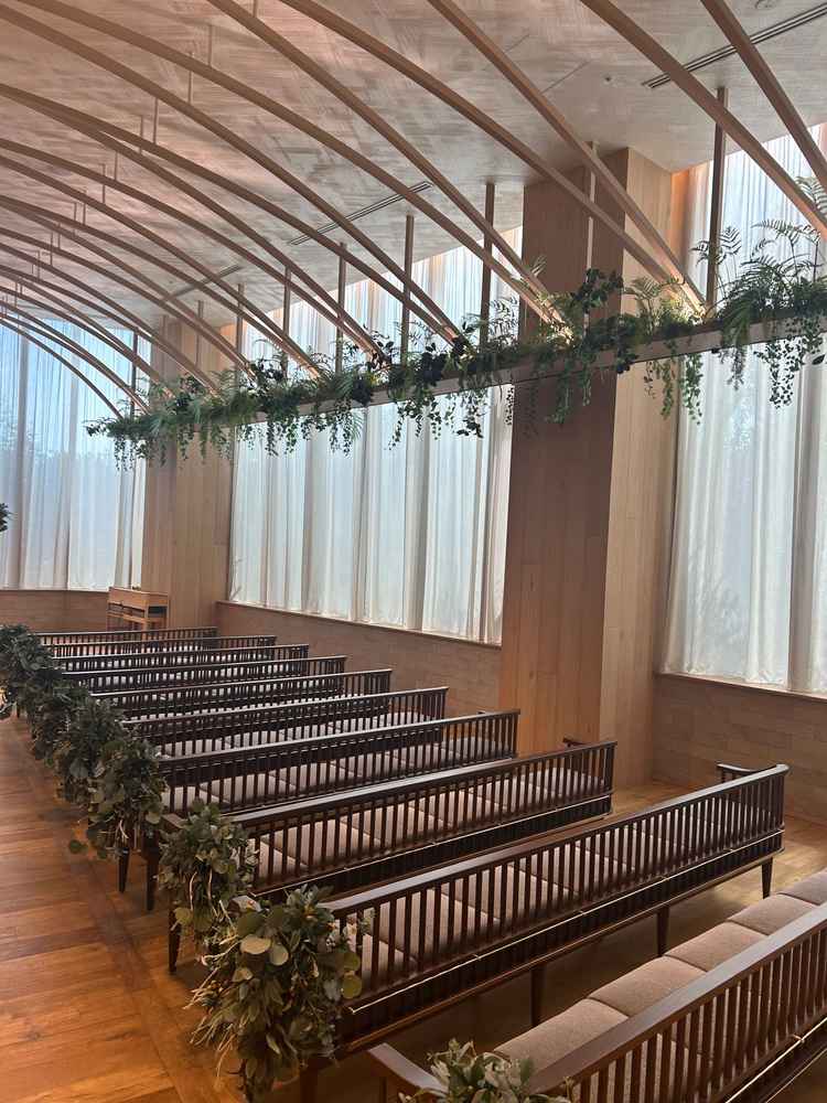 チャペル窓側です。ビルが気になってしまいました。