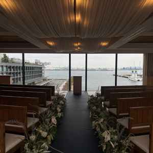 オーシャンビューのチャペル。横に広く開放的な空間。写真の反対側はテラスのような作りになっている。