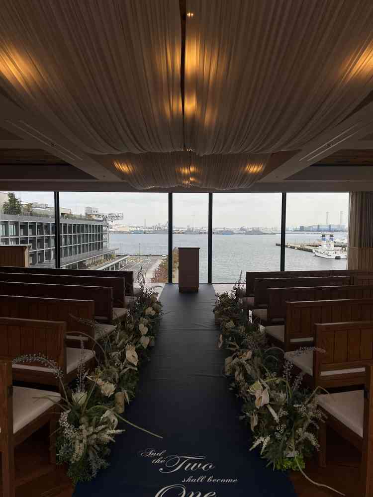 オーシャンビューのチャペル。横に広く開放的な空間。写真の反対側はテラスのような作りになっている。