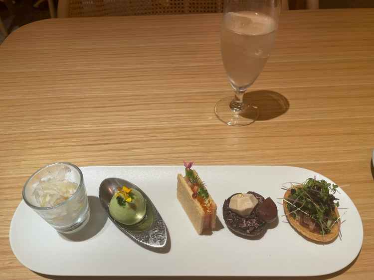 試食の時の写真です。ダイヤや惑星をイメージしたものなどがあり、見た目がとても素敵で美味しかったです。