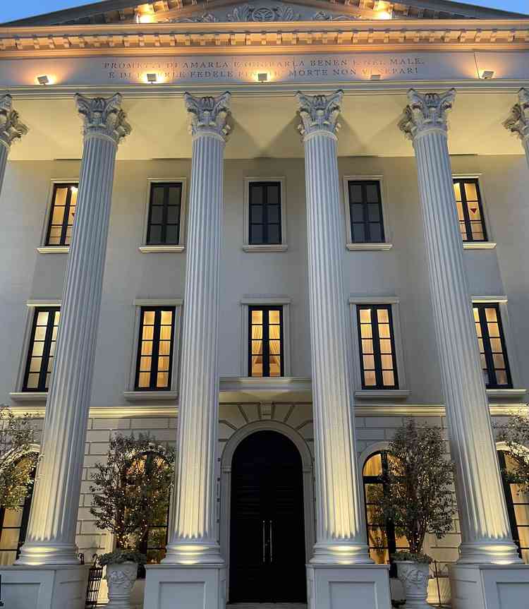 正面からの写真。玄関