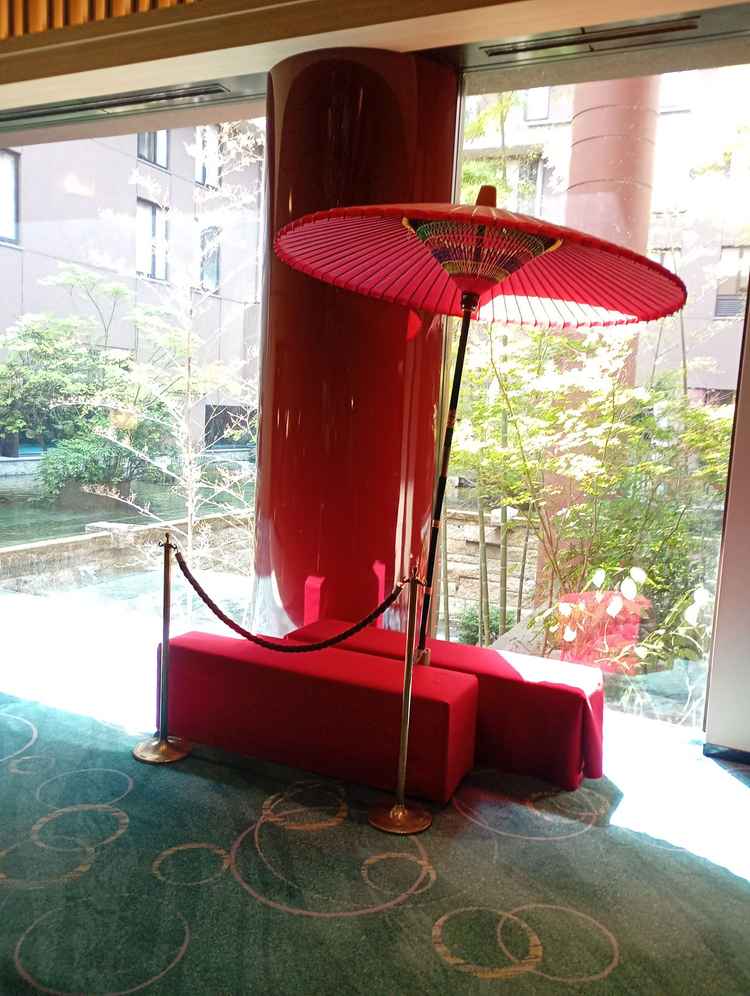 中に入ると、中庭の前に京都らしい飾り付けのコーナーがあり、ここで写真を皆さん撮られるようです