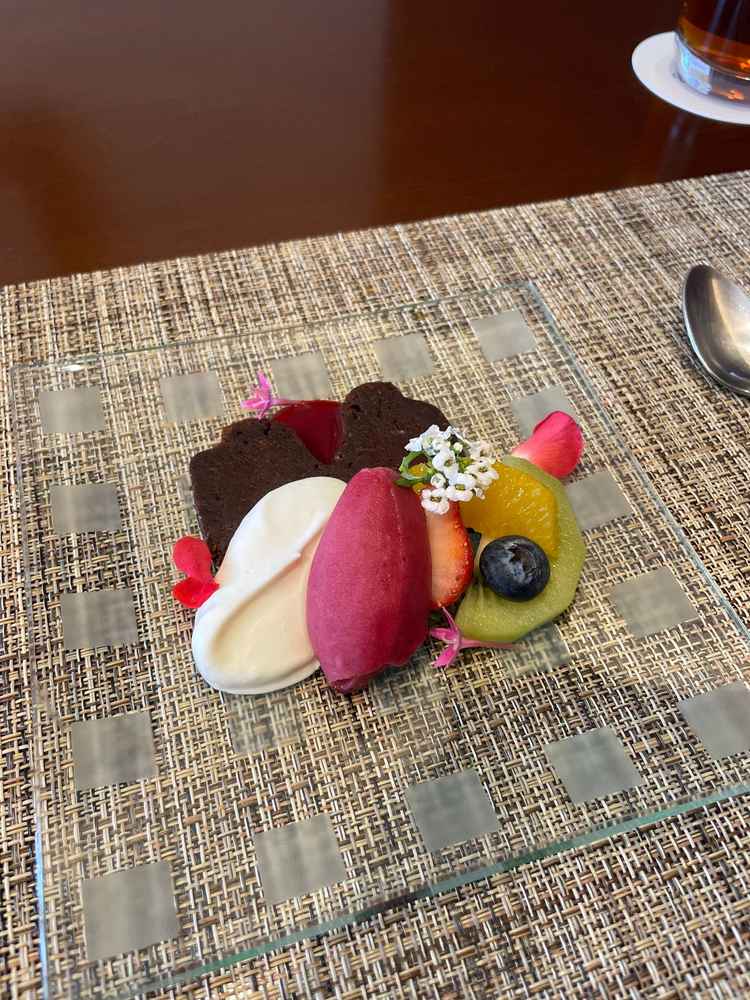 可愛いお花が乗っていて、ここの料理はすごく味も見た目も良かった